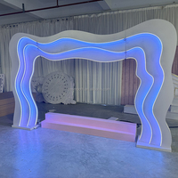 Arc de support en acrylique violet clair lisse pour événements de mariage en plein air panneau de toile de fond LED ondulé ensemble d'arche en acrylique pour la décoration de fête