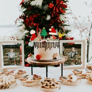 Juego de 24 Adornos para Pastel de Navidad con Diseños Brillantes de Gorros de Santa Claus, Árboles, Calcetines Rojos y Renos Dorados para Decoración de Cupcakes - Product Image 3