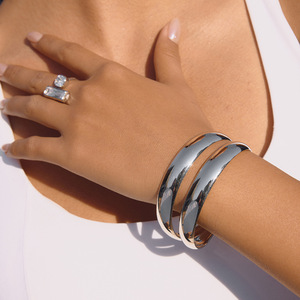 Bracelet tendance à double couche, manchette ouverte, ton argent et or, bijoux unisexe, origine Jinhua - Product Image 3