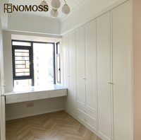 Dressing moderne de luxe avec porte en verre à cadre en aluminium et solution de rangement personnalisée pour projets d'aménagement intérieur de villas