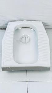 Chất Lượng Tốt Nhất Ấn Độ Gốm Sàn Gắn Squat Pan Phong Cách Hiện Đại Nhà Vệ Sinh <span class=keywords><strong>Commode</strong></span> Với Dual-Xả Cho Nhà Hoặc Khách Sạn Thiết Kế Châu Á - Product Image 2