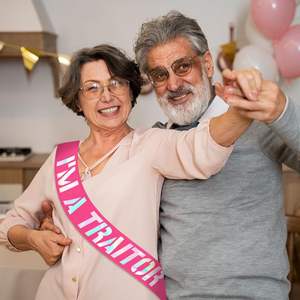 Écharpe « Je suis un traître » avec feuille irisée rose vif, pour les adieux, les déménagements, les changements de travail, les relocalisations, pour femmes ou hommes - Product Image 6