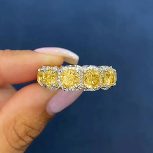 Anello a forma quadrata per donna, design geometrico, accessorio da indossare ogni giorno - Product Image 1