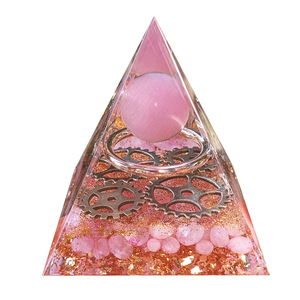 Pyramide en résine époxy avec cristaux de pierre, ornement de bureau, décoration d'aquarium, design engrenage en quartz rose œil de chat rose - Product Image 5