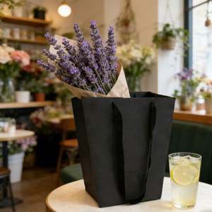 Bolsas de Papel Kraft Negras Trapezoidales Personalizadas con Asas Retorcidas Reciclables para Empaque de Regalos y Ramos Hechos a Mano - Product Image 3