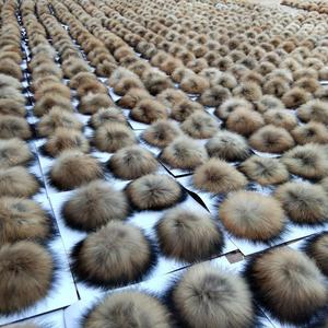 Porte-clés de voiture en peluche avec pompon extra-large de 15 cm, mignon et minimaliste, accessoire pour femme, toutes saisons, style sportif - Product Image 6