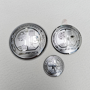 Targhetta in Alluminio Personalizzata Moderna 3D Incisa in Rilievo per Logo Auto con Etichetta Placcata Argento e Stampa UV Incisa al Laser - Product Image 6