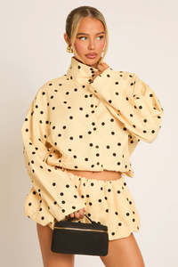 Set 2 Pezzi Personalizzato: Giacca Oversize a Collo Alto con Pois Gialli e Pantaloncini Puffball, Giacca Antivento Corta, Vendita all'Ingrosso OEM - Product Image 5