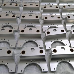 Bloc de support en aluminium usiné OEM avec douille en laiton intégrée, fabricant chinois, composant de montage de machine sur mesure - Product Image 3
