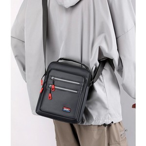 Sac messager sport OEM, petit sac bandoulière en Oxford imperméable avec fermeture éclair, poignées rouges et poches avant pour usage quotidien - Product Image 5