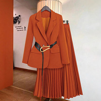 Costume de bureau élégant pour femmes en deux pièces, blazer à revers et jupe longue plissée taille haute avec ceinture décorative, ensemble coordonné pour le bureau