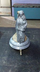 Estatua de la Virgen María en Metal para Decoración de Mesa - Product Image 5