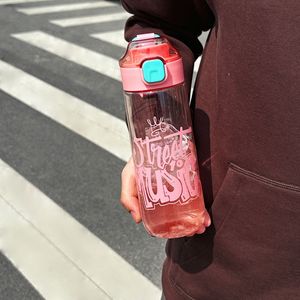 Bouteille d'eau de sport en plastique colorée personnalisée, 700 ml, 23 oz, sans BPA, en PE, avec corde portable, pour la motivation à la remise en forme - Product Image 1