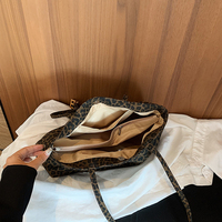 Tas Selempang Wanita Kapasitas Besar Desain Tote Motif Leopard Custom, Tas Kain Wanita untuk Kerja, Belanja, dan Bepergian