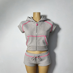 Conjunto de Dos Piezas de Moda para Mujer 2026: Chaqueta con Cierre y Bloques de Color y Pantalones Cortos a Juego, con Logotipo Personalizado en Pedrería, OEM ODM - Product Image 6