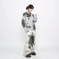 Pull tricoté Penpace style urbain, effet vieilli, motif troué, design croisé, look vintage audacieux, coupe ample et tendance
