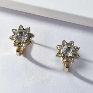 Pendientes de Aro en Forma de U con Incrustaciones de Diamantes de Imitación y Detalles de Cristal, Chapados en Oro de 16K y Acero Inoxidable 304 de Alta Gama para Mujer - Product Image 6