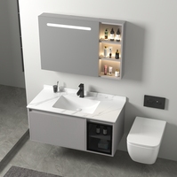 Meuble de salle de bain en PVC de luxe moderne pour hôtel, 60 cm, avec miroir LED, vasque en céramique et comptoir, résistant à l'eau, à fixation murale