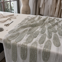 Tissu en dentelle 3D rose poudré avec pétales, appliqué de perles argentées et franges sur tulle blanc pour robe de mariée et robe de soirée