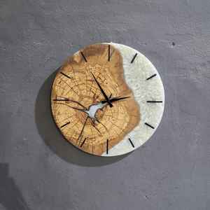 Horloge murale en résine et bois faite à la main, moderne, durable, fonctionnelle, élégante et stylée, parfaite pour le salon, la chambre à coucher - Product Image 3