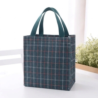 Sac fourre-tout moyen à carreaux OEM ODM en tissu imperméable avec doublure TC, taille personnalisée pour les trajets quotidiens, le déjeuner et l'usage quotidien
