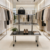 Table de présentation roulante en acier inoxydable sur mesure à 3 niveaux, présentoir de vente au détail pour chaussures, sacs, bijoux, vente directe d'usine