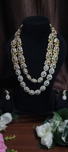 Ensemble de collier de mariée Vishalakshi à deux couches orné de pierres d'émeraude paon et serti de diamants - Product Image 4