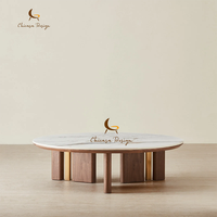 Table basse de luxe haut de gamme avec plateau en marbre, pieds en bois de noyer et accents métalliques dorés, mobilier contemporain pour salon
