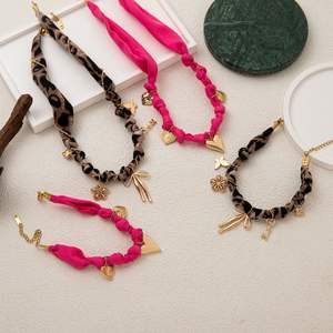 En gros, Ensemble de bijoux pour femme avec collier foulard en soie, collier ras-du-cou à pendentif en acier inoxydable et collier à breloque cœur et nœud papillon - Product Image 6