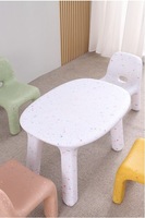 Ensemble table et chaises pour enfants ModHomi en plastique moderne, motif confettis, bureau d'activités pour enfants pour salle de jeux, maternelle