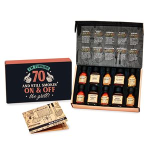 Coffret <span class=keywords><strong>Cadeau</strong></span> BBQ 70e Anniversaire – 6 Assaisonnements Secs, 4 Sauces, <span class=keywords><strong>Carte</strong></span> de Recettes – Kit de Grillades Gourmand – <span class=keywords><strong>Cadeau</strong></span> d'Anniversaire Amusant pour - Product Image 1