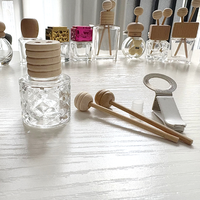 Diffuseur de parfum rond de luxe à clipser sur grille d'aération, flacon en verre de 8 ml avec deux bâtonnets en bois, diffuseur à roseaux imprimé sérigraphié