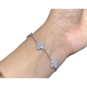 กำไลข้อมือเพชรขาวทองคำแท้ 18K ซินฟลาย 0.75 กะรัต รูปใบโคลเวอร์สี่แฉก ดีไซน์หรูหรา ปรับขนาดได้ - Product Image 2