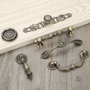 Poignée de meuble de style européen en alliage de zinc, bronze antique, pour tiroir et porte d'armoire, à trou unique, durable - Product Image 1
