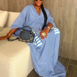 SH7245 Abito Lungo Elegante a Righe con Stampa, Maniche Corte, Vestito Ampio con Schiena Scoperta e Scollo a V - Product Image 2