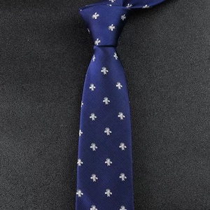 Cravatta da Uomo 7cm Design Britannico con Ricamo Floreale e Cervo Dorato, Lussuosa per Business/Casual, Durevole ed Ecologica, 100% Poliestere - Product Image 5