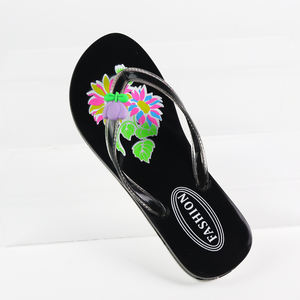 Prix d'usine Tongs à pantalons pour femmes Sandales stylées Tongs Pantoufles pour dames - Product Image 6