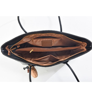 Borsa Tote da Donna Nuova Collezione Primavera 2026 |   Borsa a tracolla in pelle PU intrecciata con ciondolo a forma di orso - Product Image 5