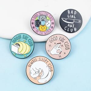 Fabrika düşük fiyat nokta yuvarlak karikatür kedi kişilik İngilizce mektup yönlü takı alaşım broş yumuşak emaye pimleri - Product Image 4