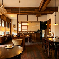 Comptoir de bar de café en bois massif sur mesure, éclairage LED, design intérieur luxueux