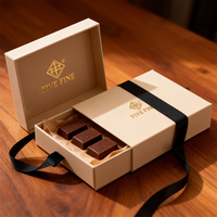 Boîte cadeau alimentaire de luxe personnalisée beige pour sushi, bonbons et chocolats, en carton rigide avec logo en relief doré et pelliculage mat