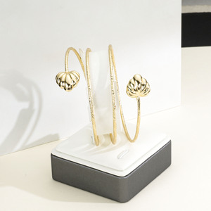 CM Jewelry Wholesale - Prix bas - Bijoux fantaisie plaqués or pour femme - Bracelet jonc élégant en forme de cœur - Cadeau pour maman - Product Image 4