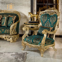 Ensemble de canapés classiques de luxe européens sculptés à la main en tissu vert brodé avec table basse pour salon d'appartement
