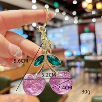 Al por mayor Llavero de moda ligero de cristal con cereza, de resina brillante con diseño de fruta y aleación de oro, colgante para bolso y llavero para coche