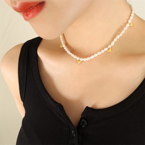Collier de luxe avec pendentif cœur plaqué or 18 carats et chaîne de perles - Product Image 2