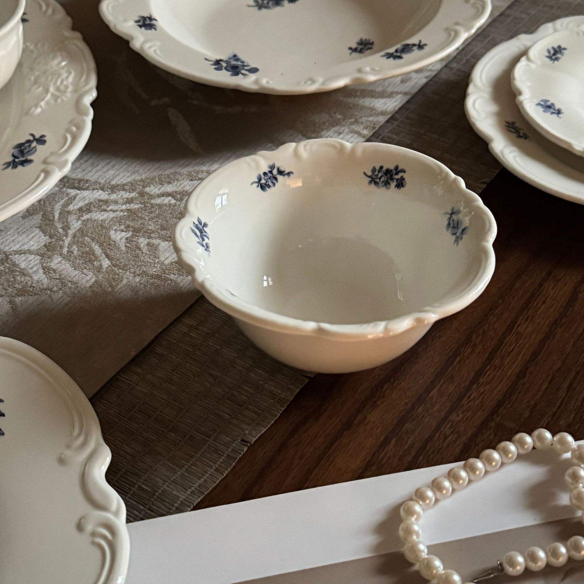 Encounter a small bowl of blue flower sea