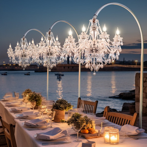 Arco Nuziale <span class=keywords><strong>con</strong></span> Lampadario di Cristallo, Prismi Sospesi e Luce Calda per Decorazioni di Cerimonie all'Aperto - Product Image 1