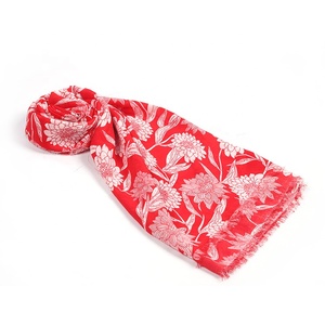 57/58 "Tissé Polyester Léger En Mousseline De Soie Tissu Avec Grande <span class=keywords><strong>Fleur</strong></span> Imprimé Fond Rouge - Product Image 6