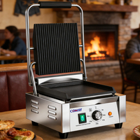 Grill plat commercial Comai avec plaques chauffantes supérieure et inférieure pour faire des paninis et des steaks.
