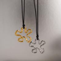 MYNECK PROMO EXCEPTIONNELLE Collier Pendentif Chrétien Fleur Irrégulière en Cuir Bohème Plaqué Or PVD 18K en Acier Inoxydable